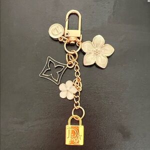 Fashion Elegant Gold and Cream Keychain
